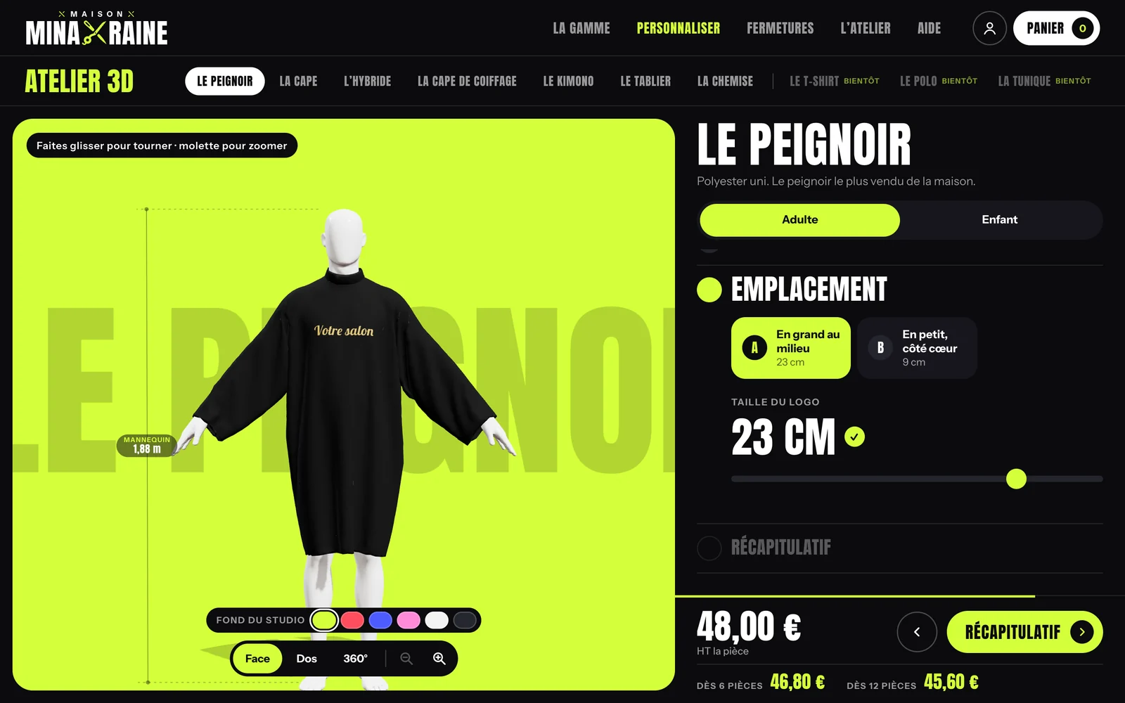 L’atelier 3D sur grand écran : le peignoir noir, « Votre salon » en lettrage or sur la poitrine, l’emplacement et la taille du marquage